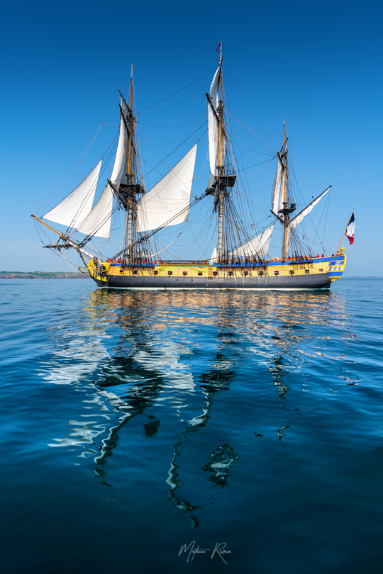 mathieurivrin's tweet photo. 𝑳'𝑯𝒆𝒓𝒎𝒊𝒐𝒏𝒆 𝒆𝒏 𝑹𝒂𝒅𝒆 𝒅𝒆 𝑩𝒓𝒆𝒔𝒕
Lors de son dernier passage en rade de Brest, l'Hermione offrait un spectacle époustouflant sous un grand soleil, sans aucun vent, créant un magnifique reflet dans l'eau. Ce navire est une réplique de la frégate du XVIIIe siècle qui a porté La Fayette en Amérique pour soutenir les insurgés lors de la guerre d'indépendance.
𝑀𝑎𝑡ℎ𝑖𝑒𝑢 𝑅𝑖𝑣𝑟𝑖𝑛