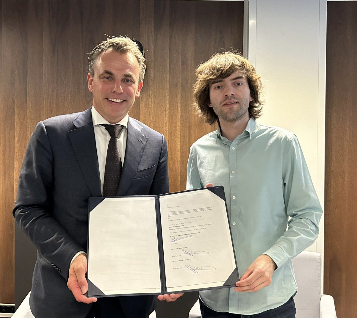 Voor veilige #scheepvaart en de bescherming van het milieu in de zee is in 2018 een convenant getekend met @TheOceanCleanup. Dit convenant is vernieuwd om beter te passen bij de tijd van nu. Minister @MarkHarbers en @BoyanSlat ondertekenden het vernieuwde convenant. 🌱🚢