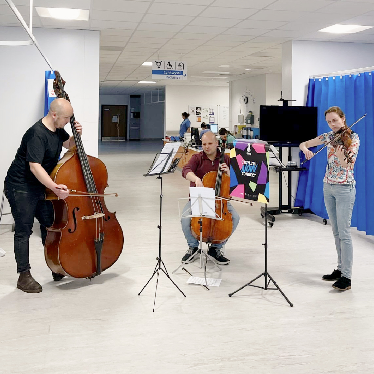 Daeth cerddorion BBC NOW â hud cerddoriaeth i’r wardiau yn Ysbyty Sant Gwynllyw, Ysbyty Brenhinol Gwent ac Ysbyty Athrofaol Cymru heddiw! ✨

Diolch i’r holl dimau, i’r cleifion hyfryd ac i’n partneriaid gofal iechyd am ddiwrnod bendigedig 🎶