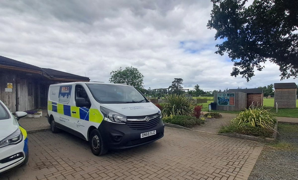 Thank you to those who attended Tenbury Swimming Pool, Tenbury & The Cob House, Wichenford today to speak to the Team.  Issues raises will be fed back in and used to concentrate future action.  Look out on here and on orlo.uk/T3Lvz for future dates and times. 👮🏻 3879