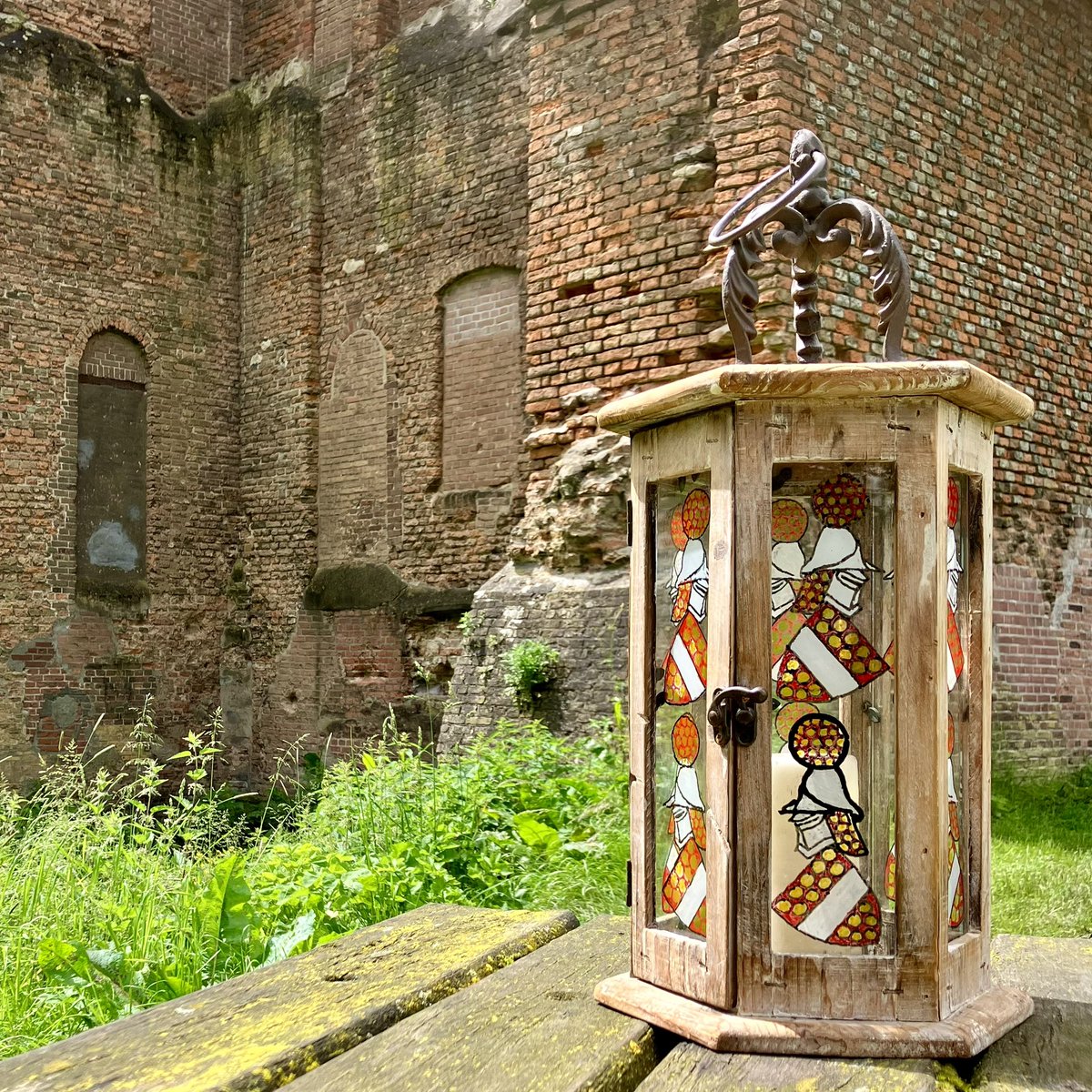 Een mooie ochtend wisselvallig weer en veel fijne gesprekken over #HuisTeMerwede!

Supwer dat de #ruïne zo aandacht kreeg, dank <a href="/RondUitDordt/">Rond Uit Dordrecht</a> en deelnemers aan de #Fiets4Daagse!

Meer weten over #HuisTeMerwede? Kom langs bij <a href="/HofvanNL/">Hof van NL</a> tijdens <a href="/archeodagen/">Archeologiedagen</a> 15 juni! #Welkom