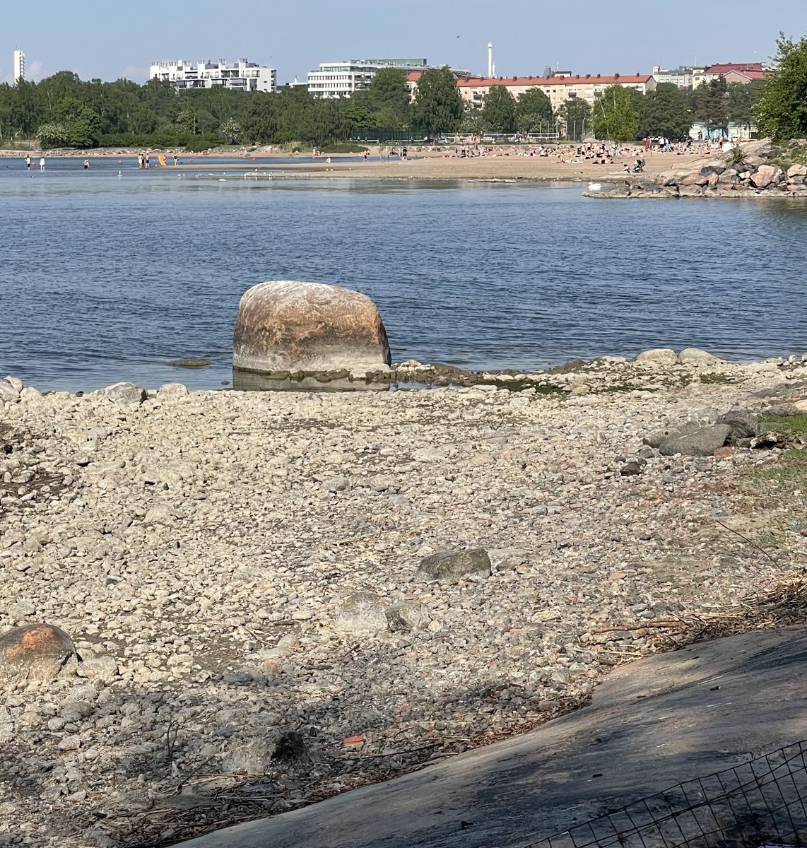 Hietsun #UiRaS on vaihdettu juuri äsken ja #uimavesi lämpötilan mittaukset toimivat jälleen. +21,5°C on aika kova lukema toukokuulle. uiras.fvh.io <a href="/ForumVirium/">ForumViriumHelsinki</a> #hietaniemi #hietaranta #uimaranta
