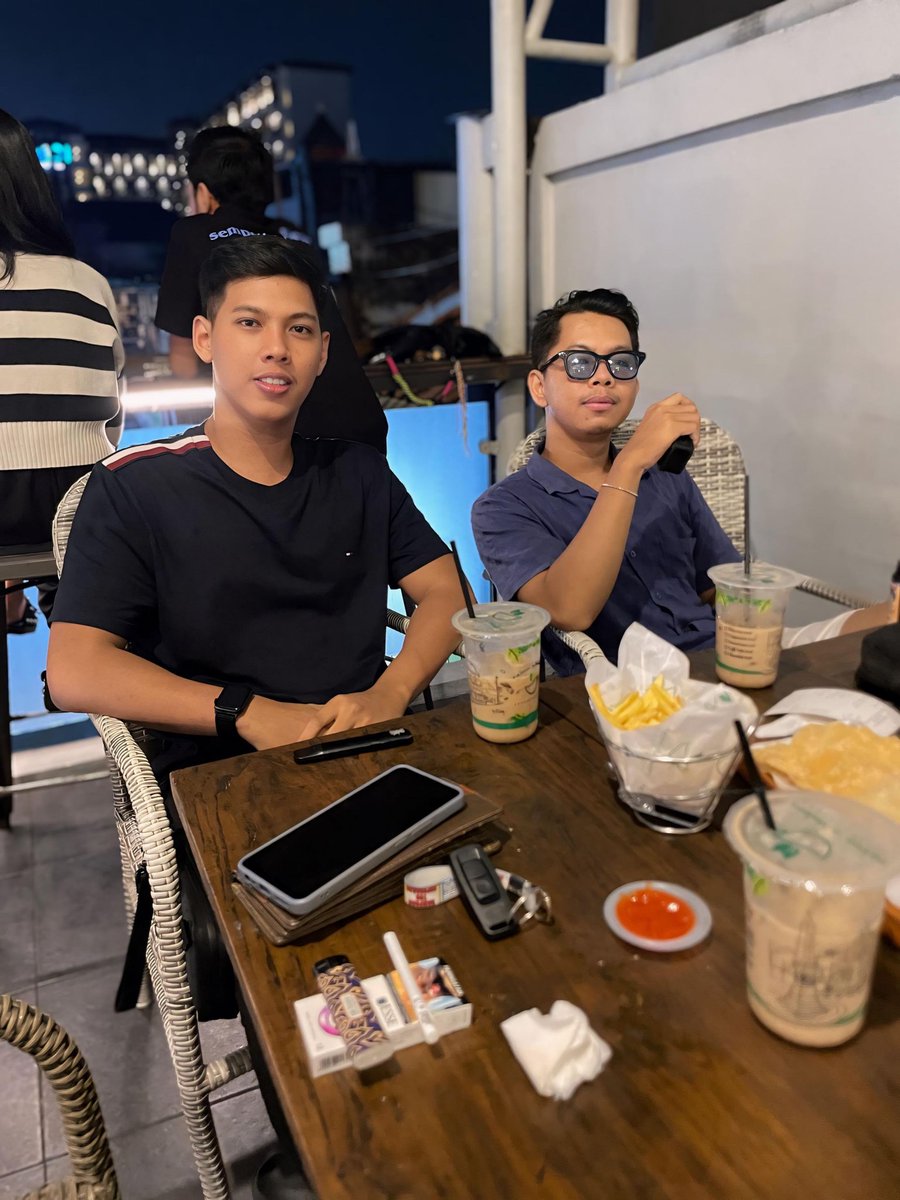 erlambanq's tweet photo. ☕🍟 https://t.co/oAjyxmMzHS