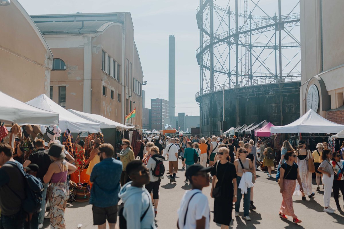 Menneen viikonlopun Maailma kylässä -festivaali puhutti mediassa 📰

Helsingin Sanomien artikkeli ”Maailma kylässä -tapahtuma avasi Helsingin festivaalikesän” mainitsee muun muassa festivaalin globaalien aiheiden näkyvyyden sekä kiinnostavan musiikkiohjelman.
📷:Camilla Hanhirova