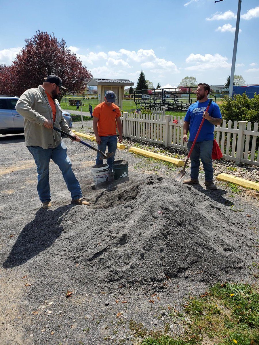 UGI_Utilities's tweet photo. As part of Susquehanna Valley United Way's Day of Action, UGI Utilities employees recently helped to clean up East Snyder Park in Selinsgrove. Thanks for your hard work, team! https://t.co/hZJqTujtZh