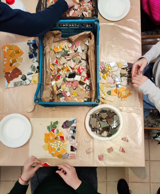 Av17Gallery's tweet photo. This year, the series of educational workshops invited students in  Tauragė, Raseiniai, and Jurbarkas. Renowned contemporary artists and lecturers guided students through the principles of sculpture, object, installation, and body art, emphasizing the use of ready-made materials https://t.co/u6BEYsb8pr