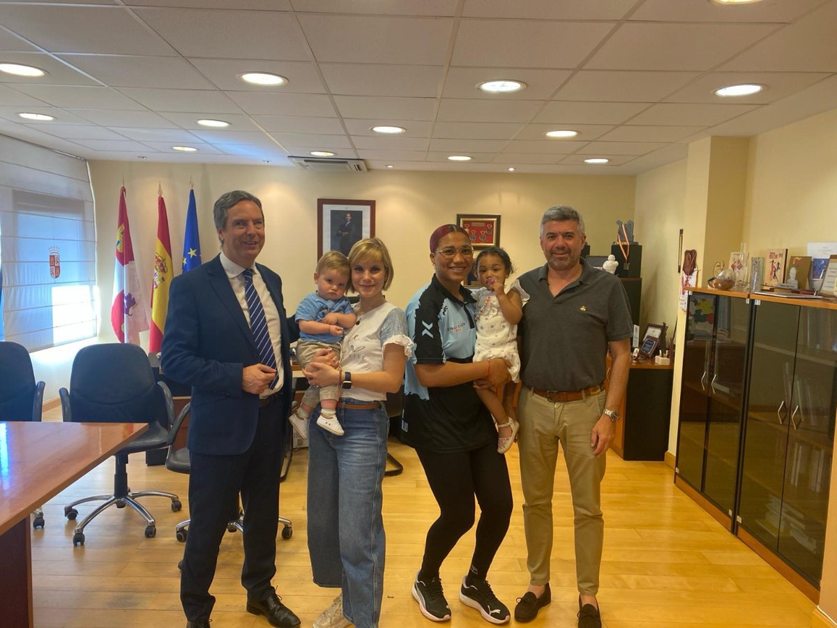 El Director General de Deportes, Enrique Sánchez-Guijo, ha recibido hoy a Lorena Téllez Delgado y Paula Álvarez Pascual, beneficiarias de la subvención a la maternidad para mujeres, jueces, deportistas y entrenadores de alto nivel y alto rendimiento, acompañadas de sus bebés 👩🏻‍🍼