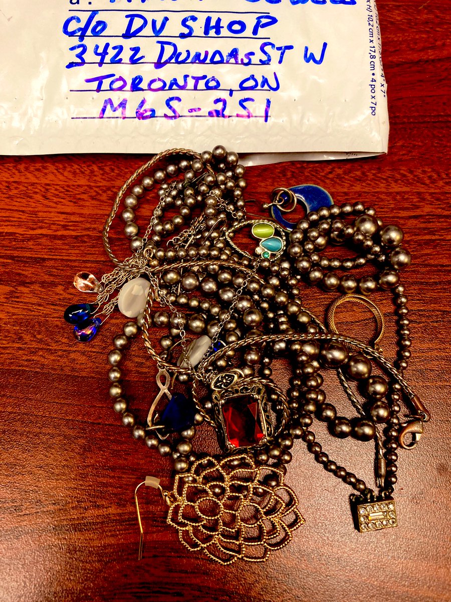 Thank you to Jennifer from Ottawa for this pretty donation of old jewellery for upcycling. All proceeds go to animal rescue fundraising!

#zerowaste #PayItForward #reducereuserecycle