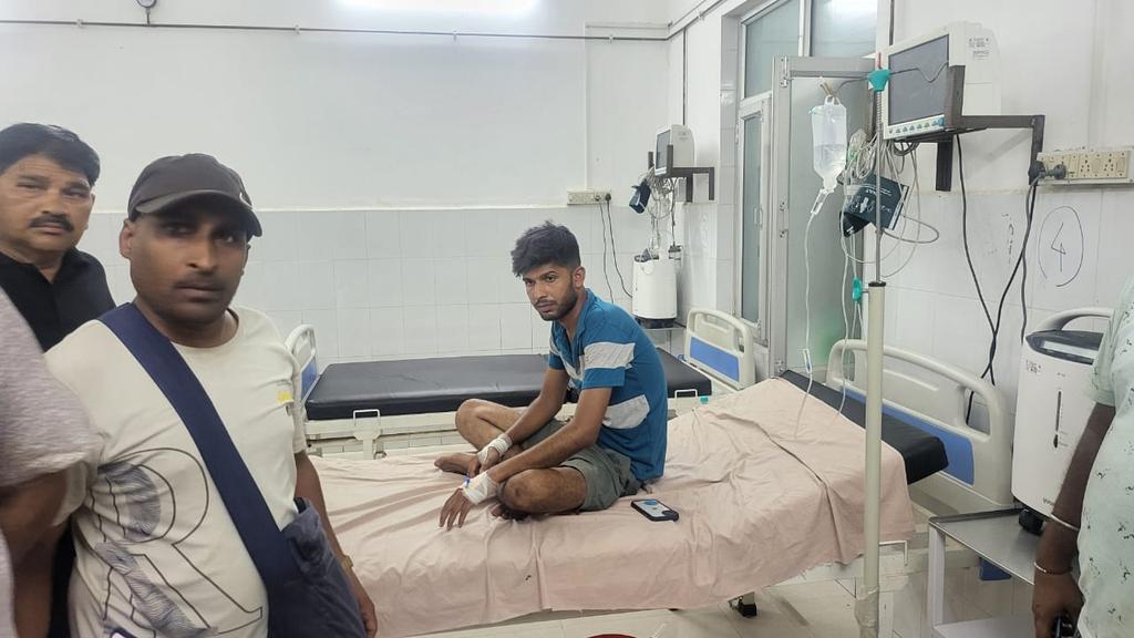 RameshwarP98162's tweet photo. @dmballia @ceoup @balliapolice आज बैरिया विधान सभा क्षेत्र के पूर्व विधायक सुरेंद्र सिंह और उसके भांजे द्वारा भारतीय सेना के नौजवान जो कि राष्ट्रीय स्तर का खिलाड़ी भी है  उसे बेरहमी से मारा पीटा गया  तथा उसे गालियां दी गई  एवं उसका सोने का चैन भी लूट लिया गया। https://t.co/8NTbCpJO4v