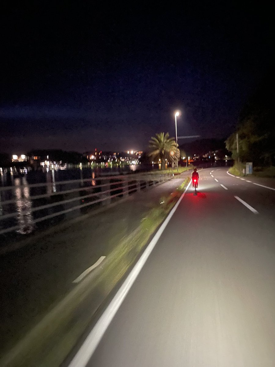 coffeetop_'s tweet photo. 今日は、仕事終わりの夕焼けライド。
夕焼け、ちょっとした夜景綺麗やった👍
風も気持ちよかったな^ ^
#高知県　#夕焼けライド　#夜景
#運動　#気持ちいい風　#ロードバイク
#トレック　#giant https://t.co/uZmMR8hJmq