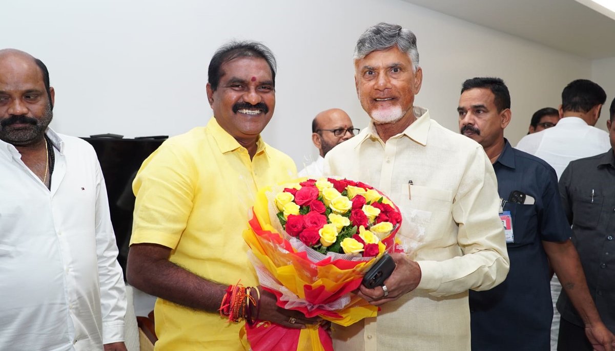 హైదరాబాద్ లో తెలుగుదేశం పార్టీ జాతీయ అధ్యక్షులు నారా చంద్రబాబు నాయుడు గారి నివాసం నందు మర్యాదపూర్వకంగా ఆయనను కలవడం జరిగింది....