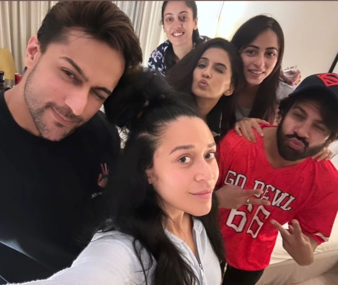 Shalin123fan's tweet photo. Shalin Aditi Krishna Niyati Nimrit Karanveer
.
.
.
#ShalinBhanot #AditiSharma #Niyatifatnani #NimritAhluwalia #KrishnaShroff #Khatronkekhiladi #Khatronkekhiladi14 #Kkk14 #Shalininkkk #Shalininkkk14 https://t.co/bn0uySy6SC