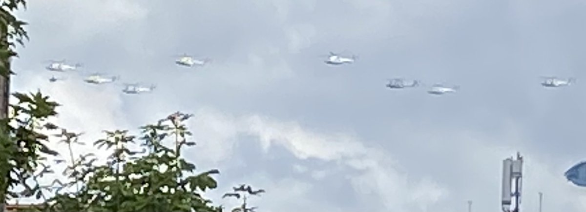 Vlogen net 9 helikopters over #Utrecht sta je toch even raar te kijken. Zie je niet vaak.