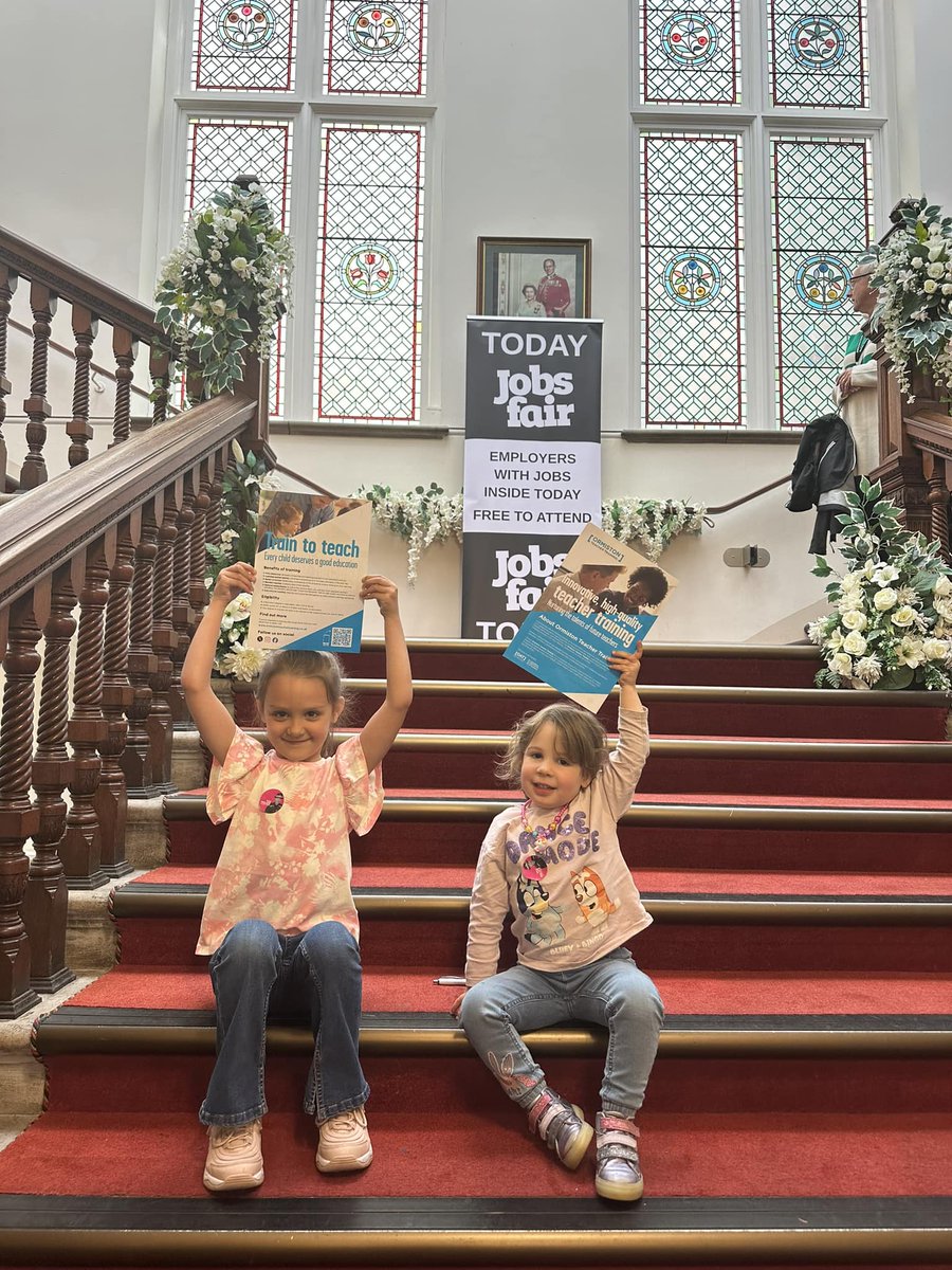 Children are at the heart of what we do!💛

Amy our @OAKSNorfolkHub campus lead is attending the @TheJobFairs in #greatyarmouth today to talk about our #teachertraining programme... with two very cute and enthusiastic little helpers!

#EducationMatters #youngpeoplematter