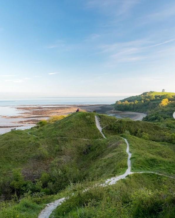 Along the Kentish coast, this is one of our favourite spots for an afternoon walk...who knows where we are for this #MidweekMystery? ☀️

📸: @coastwithben on IG
