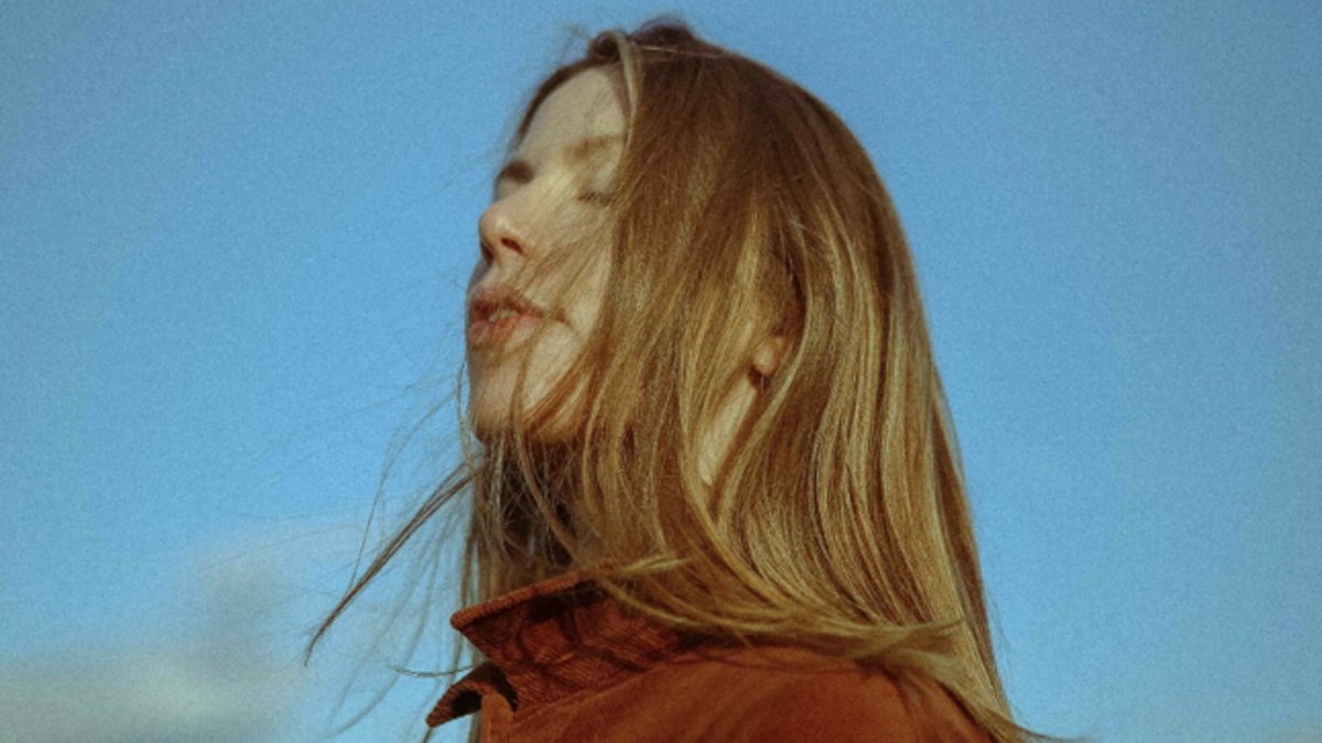 'A bit more armour...' @niamhreganmusic built a successor to the unexpected acclaim lavished on her debut album - the process pushed her to the limit... WORDS: @CaileanCoffey clashmusic.com/news/a-bit-mor…