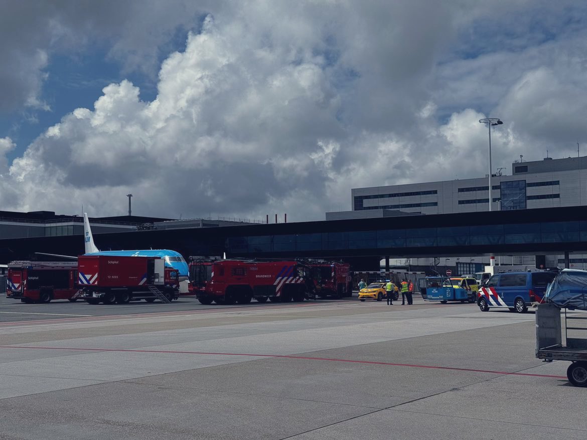 Heftig incident op Schiphol. 
Een persoon is in de motor gesprongen van een @embraer van KLM.