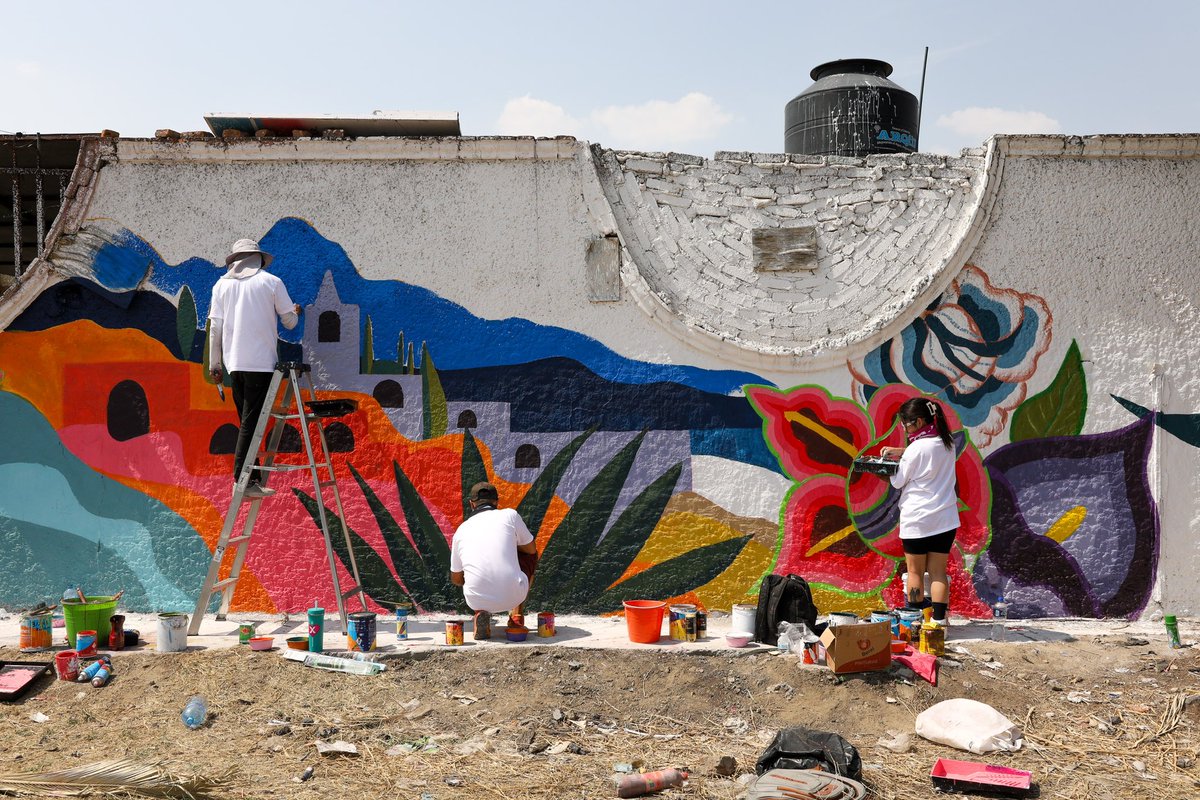 Nos unimos para pintar el mural de los #Xochilovers aquí en Nezahualcóyotl, unidos por el cambio trascendental que vivirá nuestro país este 2 de junio. Por un México sin miedo, votemos por la coalición Fuerza y Corazón por México y por nuestra próxima presidenta, Xóchitl Gálvez.