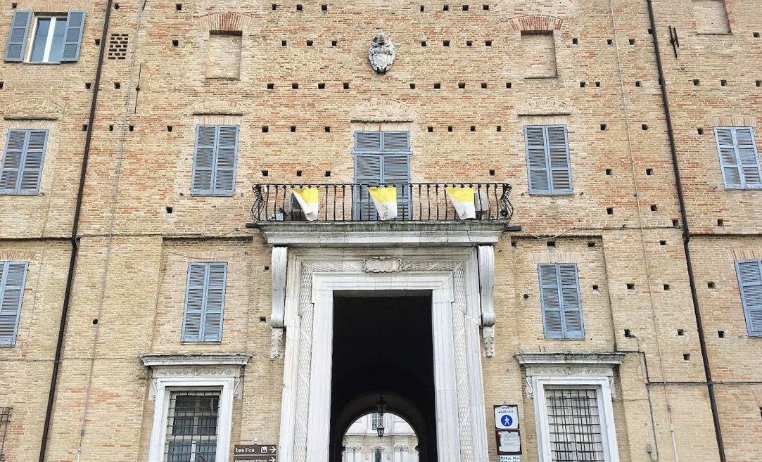 Vertiginous view in Vatican City  🇻🇦  #AlphabetChallenge #WeekV #WallsOnWednesday #WindowsOnWednesday  Might make your eyes a little 😵‍💫