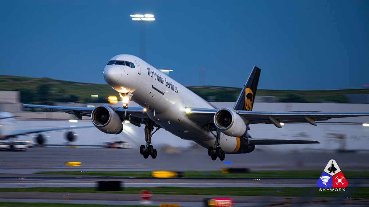 Here's a @UPS @Boeing 757-24A(PF) with a twilight launch from 36L last night at @FlyLouisville These smaller jets get off the ground in a hurry!! #aviation #avgeek #boeing #757 #ups #louisville #planespotting