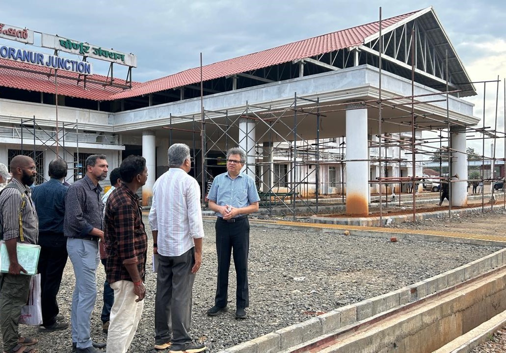 Shri Arun Kumar Chaturvedi, DRM/PGT, undertook an inspection of the redevelopment project under #AmritBharatStationScheme at #Shoranur Jn railway station.

Accompanied by divisional branch officers, he actively engaged with the construction teams, offering invaluable suggestions.