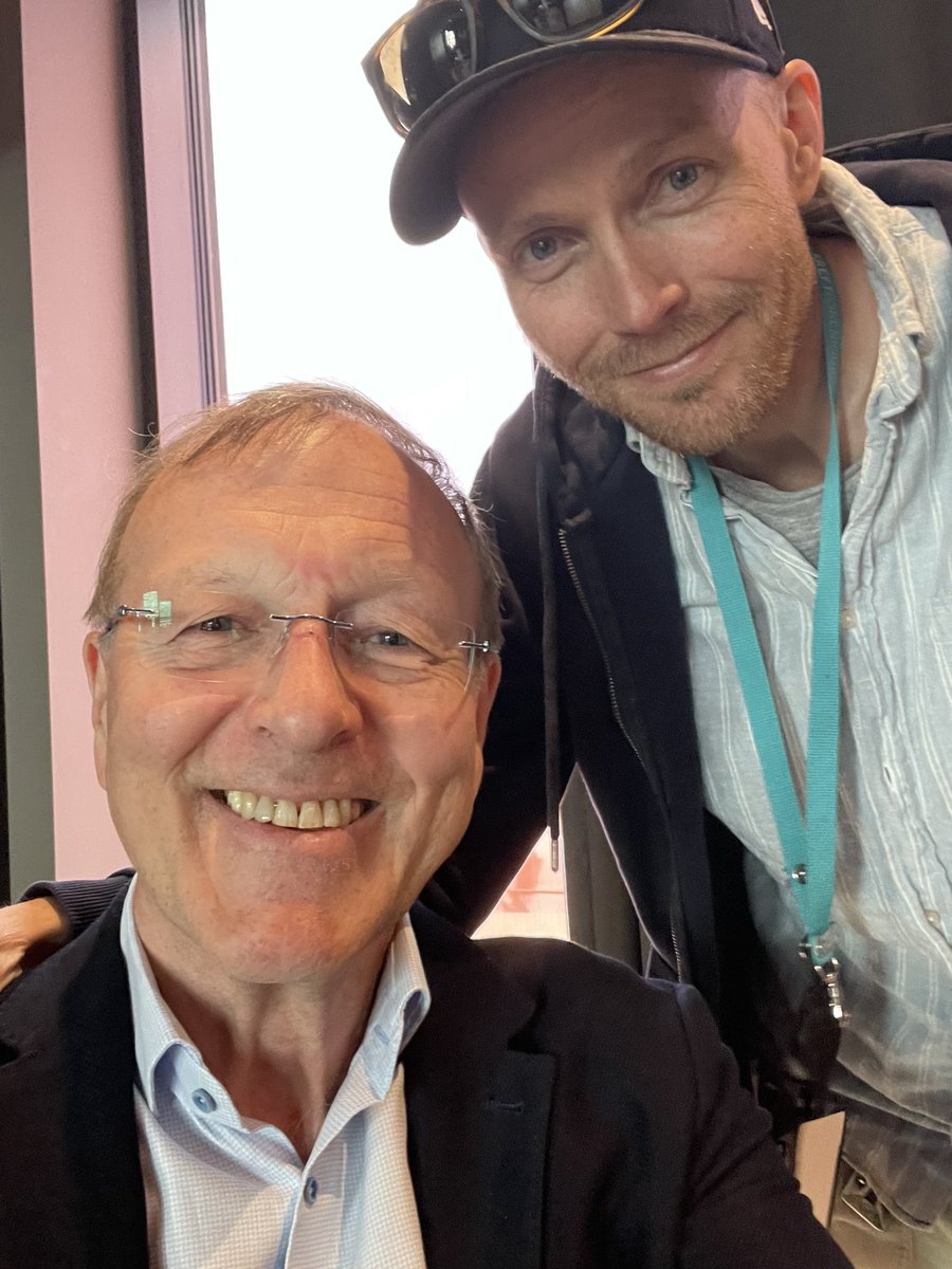 Hyggelig møte idag med Bjørn Einar Romøren i Kreftforeningen. Han har også hatt kreft, men er kreftfri i dag. Vi har mange felles berøringspunkter. Jeg er så glad for at kreften ikke liker godt humør og positivt syn på livet!