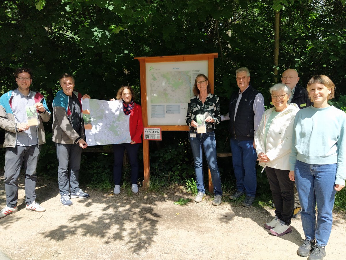 Der Zweckverband Naturpark Rheinland hat heute, 29. Mai, gemeinsam mit Bürgermeisterin Dr. Ursula Sautter fünf neue Wanderrouten im Bonner Kottenforst eröffnet und dabei auch eine neue Wanderkarte vorgestellt. Alle Infos: bonn.de/pressemitteilu… © Foto: Naturpark Rheinland