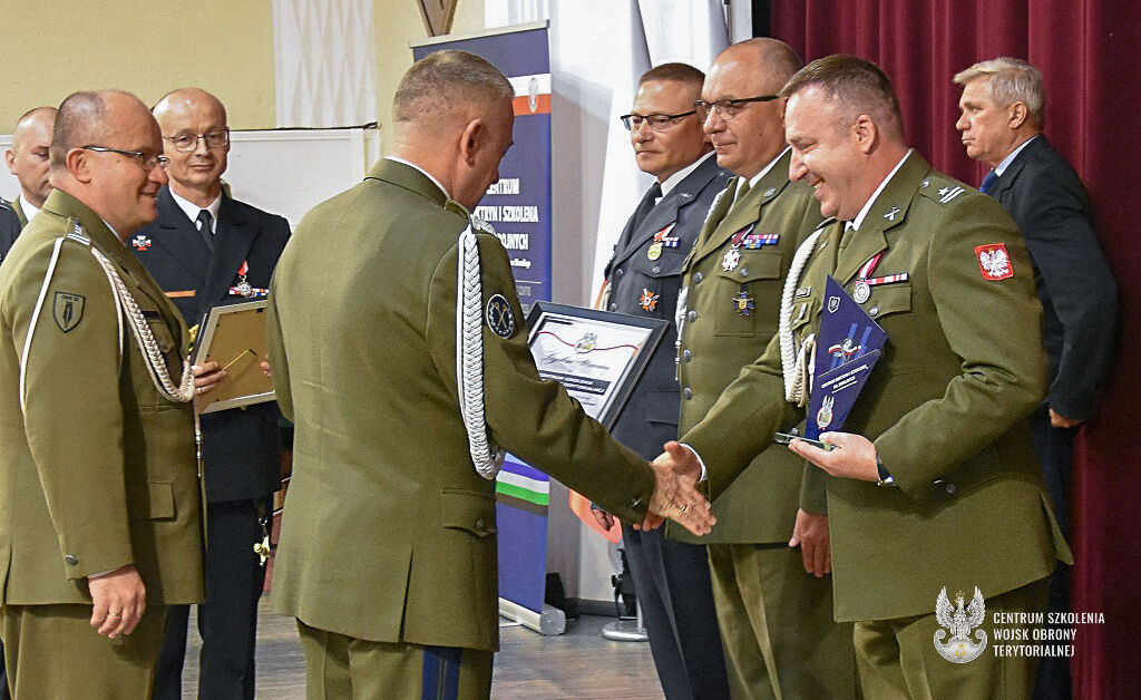 🏅 W maju Centrum Szkolenia WOT po raz trzeci z rzędu zostało wyróżnione tytułem Lidera Systemu Wykorzystania Doświadczeń Sił Zbrojnych RP (SWD). 🛡️ Zasadniczym celem systemu jest wspieranie dowódców w procesie doskonalenia zdolności operacyjnych, usprawniania działalności