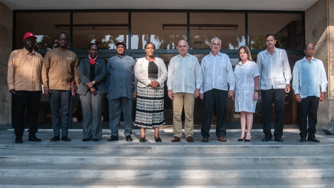 Recibí a la Vicepresidenta del FPR, Hon. Consolée Uwimana y su delegación. Intercambiamos experiencia sobre cómo consolidar los vínculos entre nuestros partidos. Firmamos un Acuerdo de Intercambio y Cooperación entre el <a href="/PartidoPCC/">Partido Comunista de Cuba</a> y el FPR