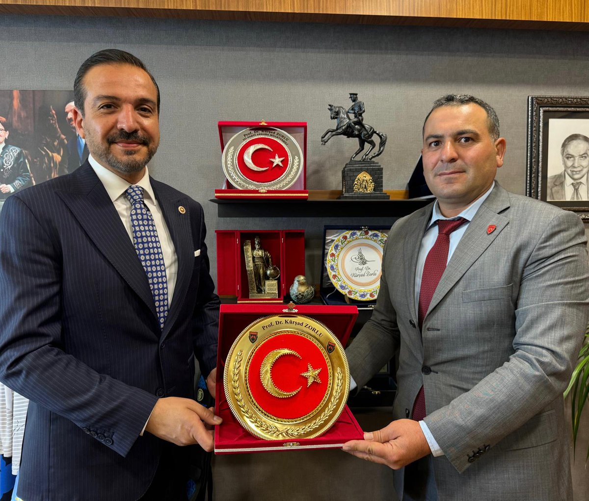 T.M.S.Y GAZİ SAYILMAYANLAR (@tmsygaziler) on Twitter photo Bugün <a href="/TmsyGaziler/">T.M.S.Y GAZİ SAYILMAYANLAR</a> Başkanımız <a href="/ErtugrlGaziTmsy/">ERTUĞRUL GAZİ DEMİR</a> ve Yönetim kurulu üyemiz <a href="/mustafaulu60332/">T.M.S.Y. mustafa uludogan</a>
<a href="/iyiparti/">İYİ Parti</a> Sözcüsü ve Ankara Milletvekili Sn <a href="/zorlu77/">Prof.Dr.Kürşad ZORLU</a> ile görüşülmüş ve kendisine <a href="/TmsyGaziler/">T.M.S.Y GAZİ SAYILMAYANLAR</a> adına Şilt verilmiştir.
Her zaman <a href="/TmsyGaziler/">T.M.S.Y GAZİ SAYILMAYANLAR</a> vatan evlatlarının yanında olan ve Gazilik Bugün <a href="/TmsyGaziler/">T.M.S.Y GAZİ SAYILMAYANLAR</a> Başkanımız <a href="/ErtugrlGaziTmsy/">ERTUĞRUL GAZİ DEMİR</a> ve Yönetim kurulu üyemiz <a href="/mustafaulu60332/">T.M.S.Y. mustafa uludogan</a>
<a href="/iyiparti/">İYİ Parti</a> Sözcüsü ve Ankara Milletvekili Sn <a href="/zorlu77/">Prof.Dr.Kürşad ZORLU</a> ile görüşülmüş ve kendisine <a href="/TmsyGaziler/">T.M.S.Y GAZİ SAYILMAYANLAR</a> adına Şilt verilmiştir.
Her zaman <a href="/TmsyGaziler/">T.M.S.Y GAZİ SAYILMAYANLAR</a> vatan evlatlarının yanında olan ve Gazilik