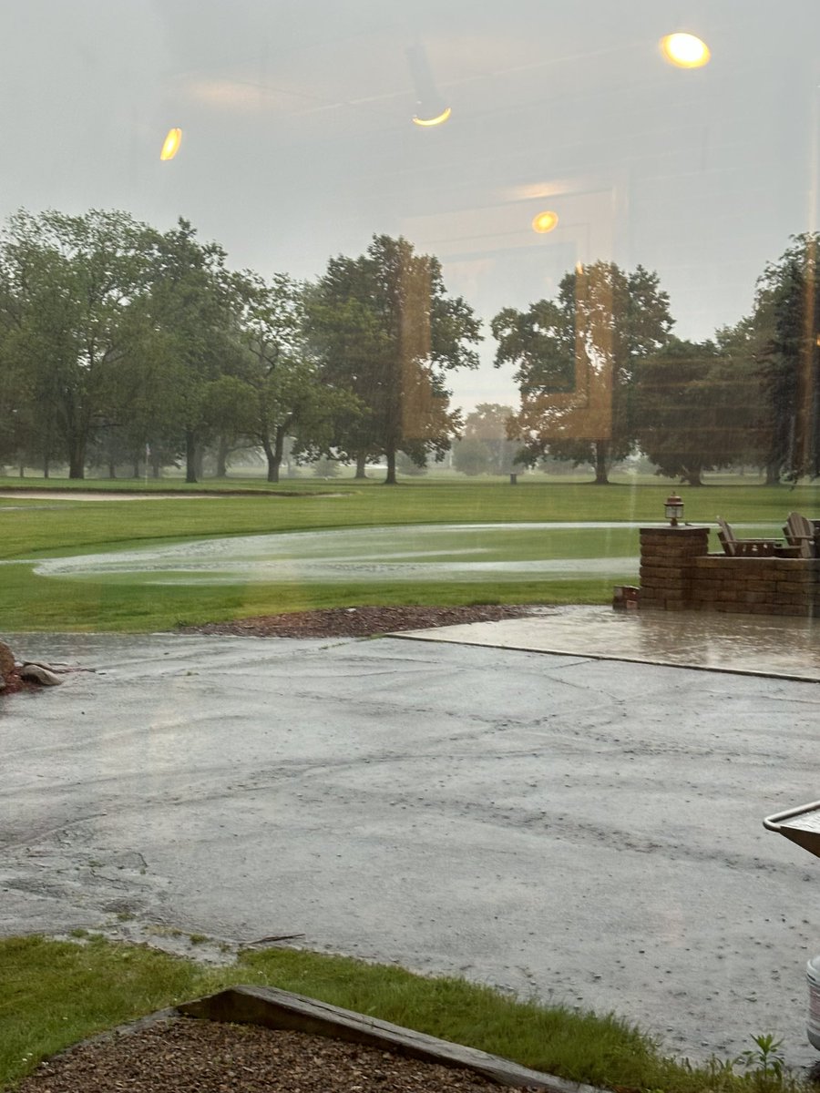 JoBo1229's tweet photo. 2.5 inches and counting… we were dry but not this dry 🙄 https://t.co/cx6UpJ0erc
