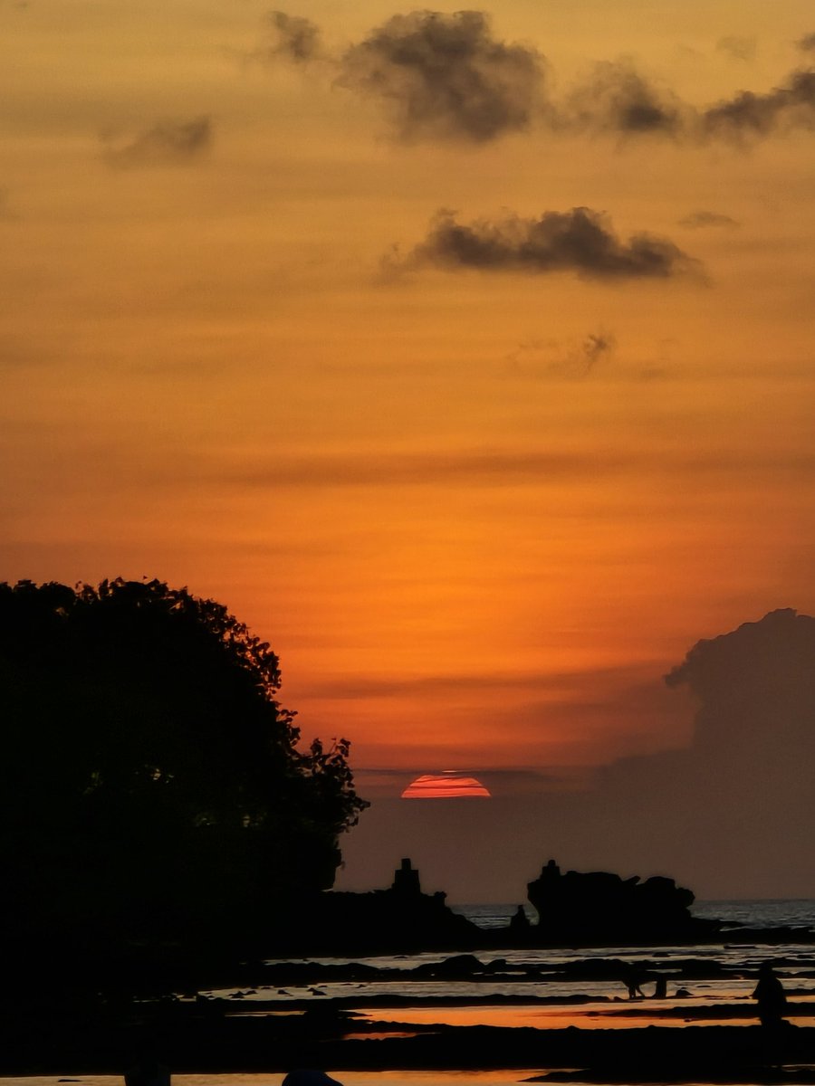 Caedrel's tweet photo. been a few years since i took a proper break, was great to take some time off, went to Indonesia for just over a week and had an absolute blast, everyone i met was incredibly friendly and also managed to go snorkeling for the first time ever with a mega cool crew

streams back starting the morning of the 31st, absolute intergalactic pace is back in action, desperate to get back to streaming, missed you guys a shit tonne ❣️