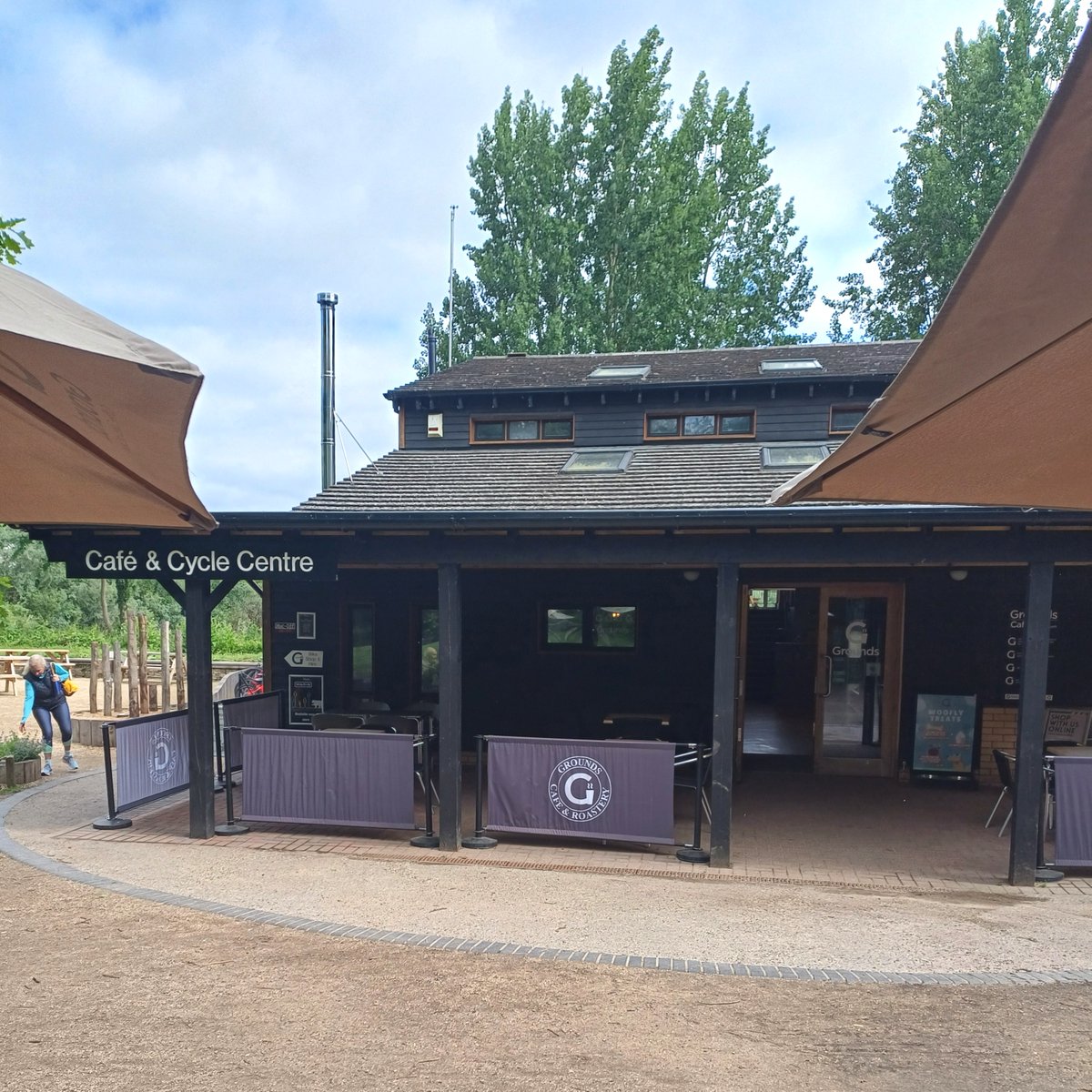 HeveyBS's tweet image. Check out this fantastic work by #Silverwoodcontractingltd in Milton Country Park! ✨Supplies from our #Huntingdon branch transformed into timber rubber roofing, sleepers, and benches.

#customerproject #HuntingdonTimber #timber #buildingmerchants #carpentry #woodwork