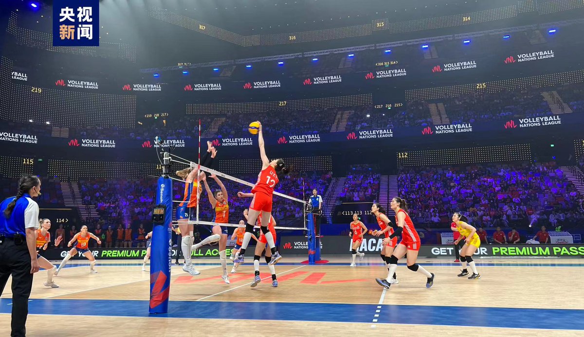 On the evening of May 29, in the 2024 FIVB Women's #Volleyball Nations League Macao, the Chinese women's volleyball team faced the #Netherlands at home. #China came from behind to defeat the Netherlands 3-1. At the last moment, Zhu Ting came on as a substitute and completed the