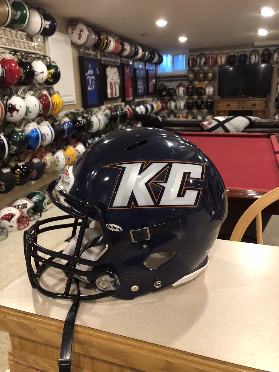 Helmet of the day #136! @d3football Wednesday gives us the Keystone College Giants! Keystone plays @D3FBHuddle out of @LandmarkConf in La Plume Pennsylvania! @CoachJHiggins leads @KeystoneFTBL as a relatively new program! Great lid and logo! @CFBHome