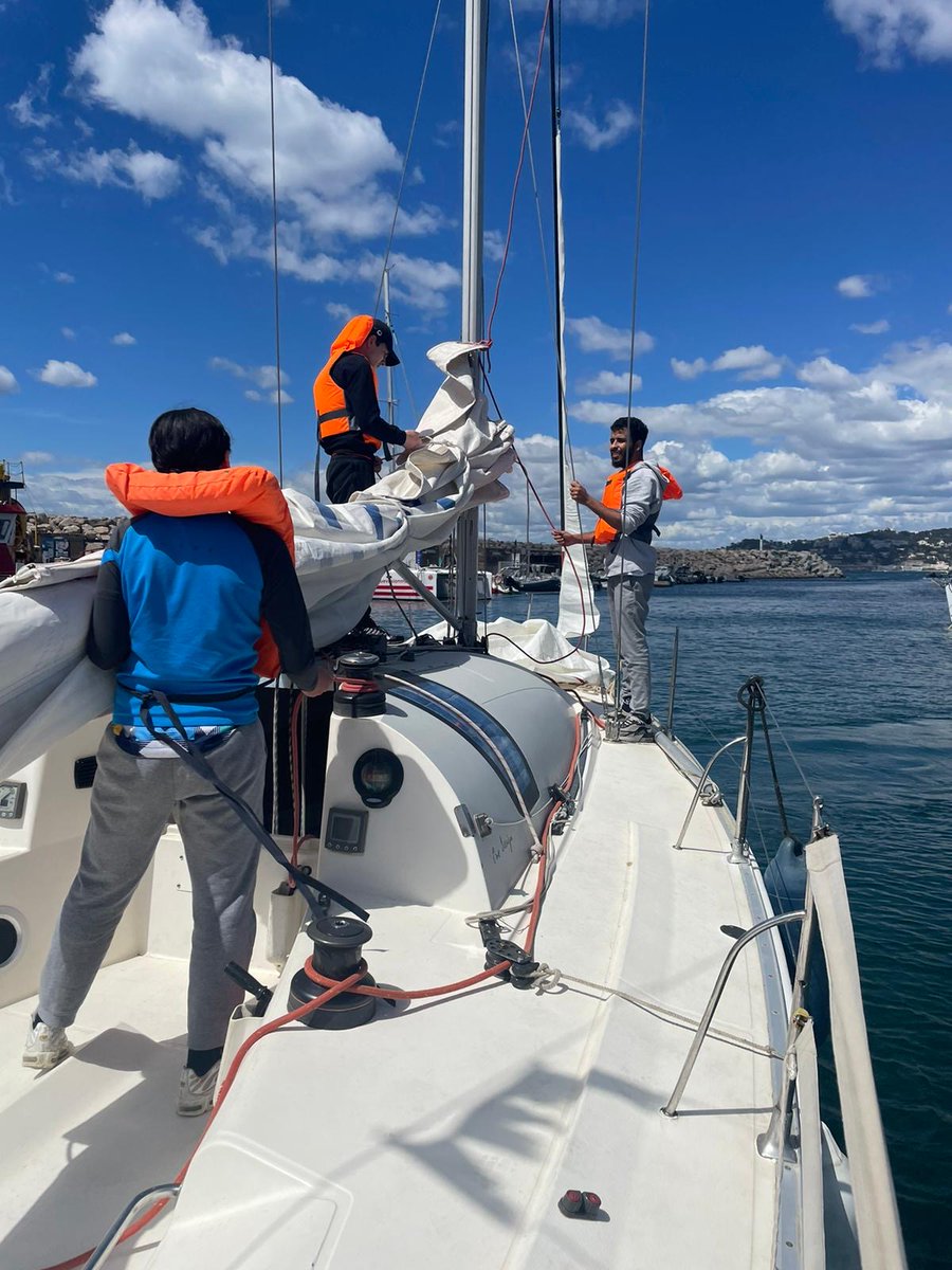 Les JO approchent ! Nos jeunes du dispositif CEJ du 04 se préparent pour décrocher le graal le 15 juin grâce à #UCPA. Après plus de 20h en mer, ils sont prêts à briller ! ⛵️ On y croit !  #CEJRUPTURE #NesEtCité #YouWillNeverWalkAlone 💪✨