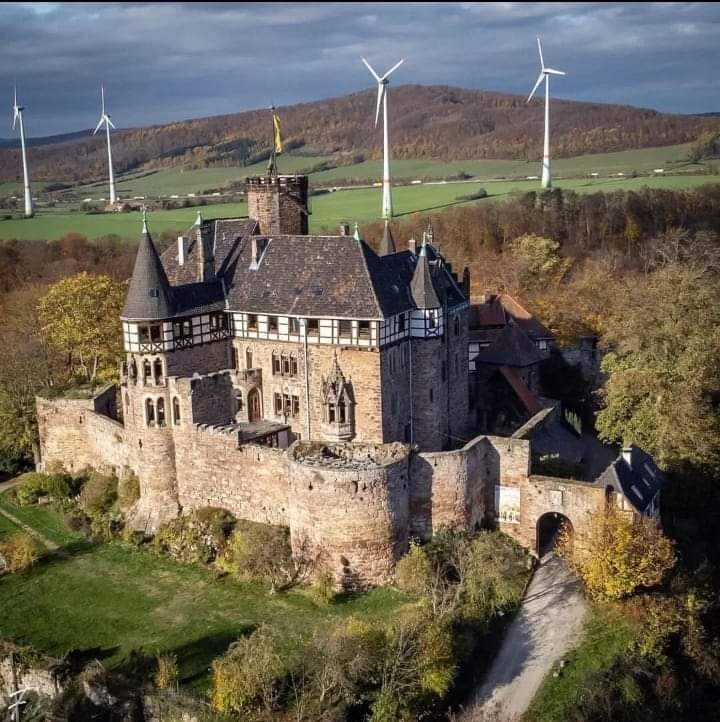 Berlepsch Castle, Werra Valley of Germany,  built between 1368 and 1369 by Arnold von Berlepsch, it was intended as a late medieval stronghold.  🇩🇪 
#castles #architecture