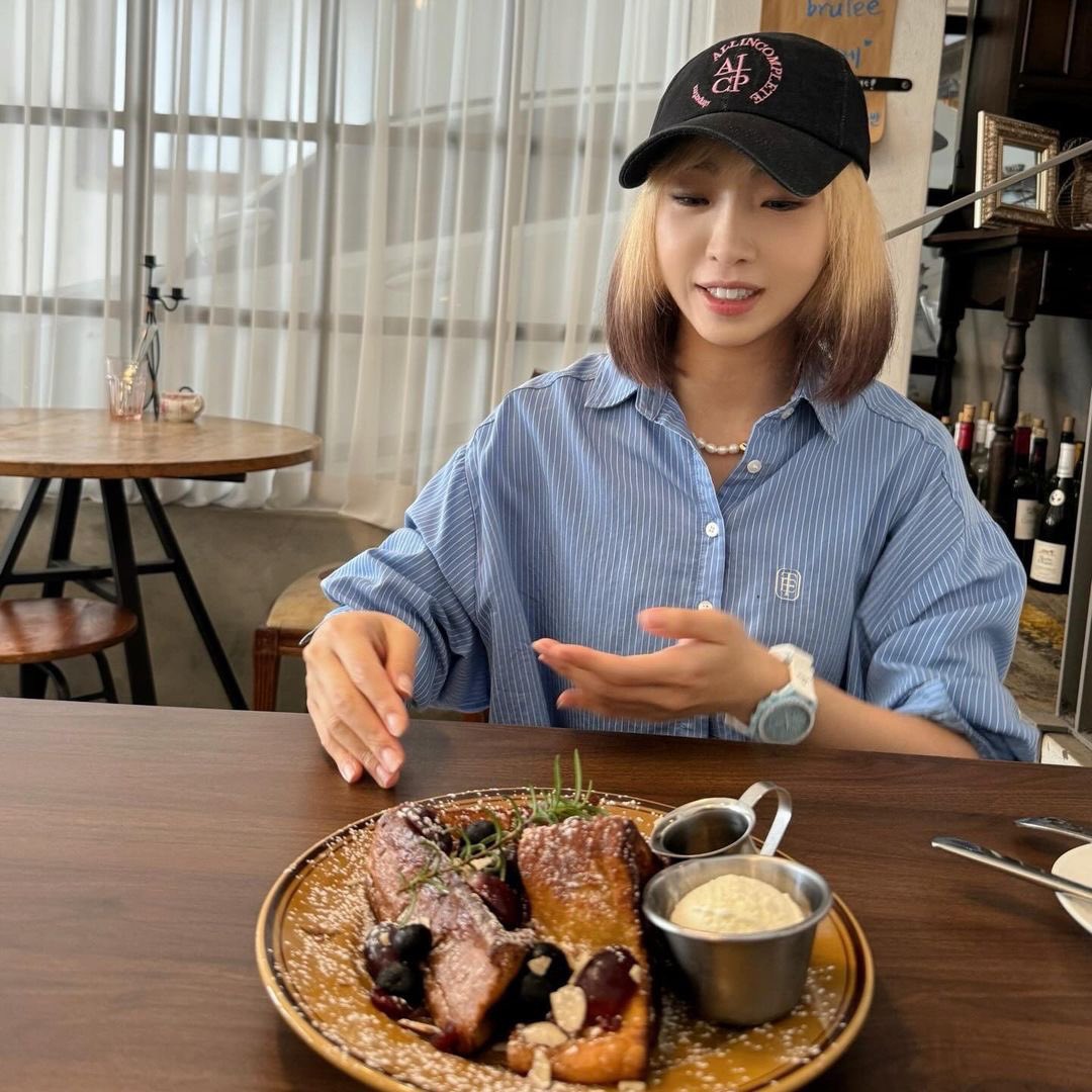 @mingkki21’s 214L iconic hair🥹and she’s wearing the anniv watch that ati @krungy21 gifted her😍🥰♥️ uhhg the abs are waving too hello there😍 I lovet! ootd are so pretty aswell🥹😍🩵