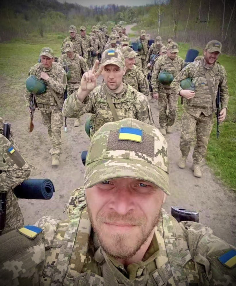 To the front line. Tell me where are you from if you still support Ukraine and these brave Warriors 🇺🇦