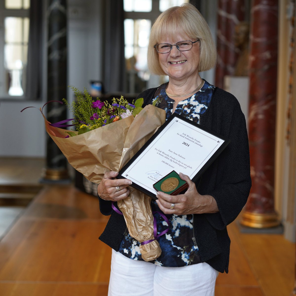 STORT TILLYKKE til Anne Pedersen, der i dag modtog ’arkæologiens Oscar’ - den såkaldte Erik Westerby-pris for hendes mangeårige forskning i Jelling-komplekset #dkforsk #arkæologi #dkkultur #Jelling