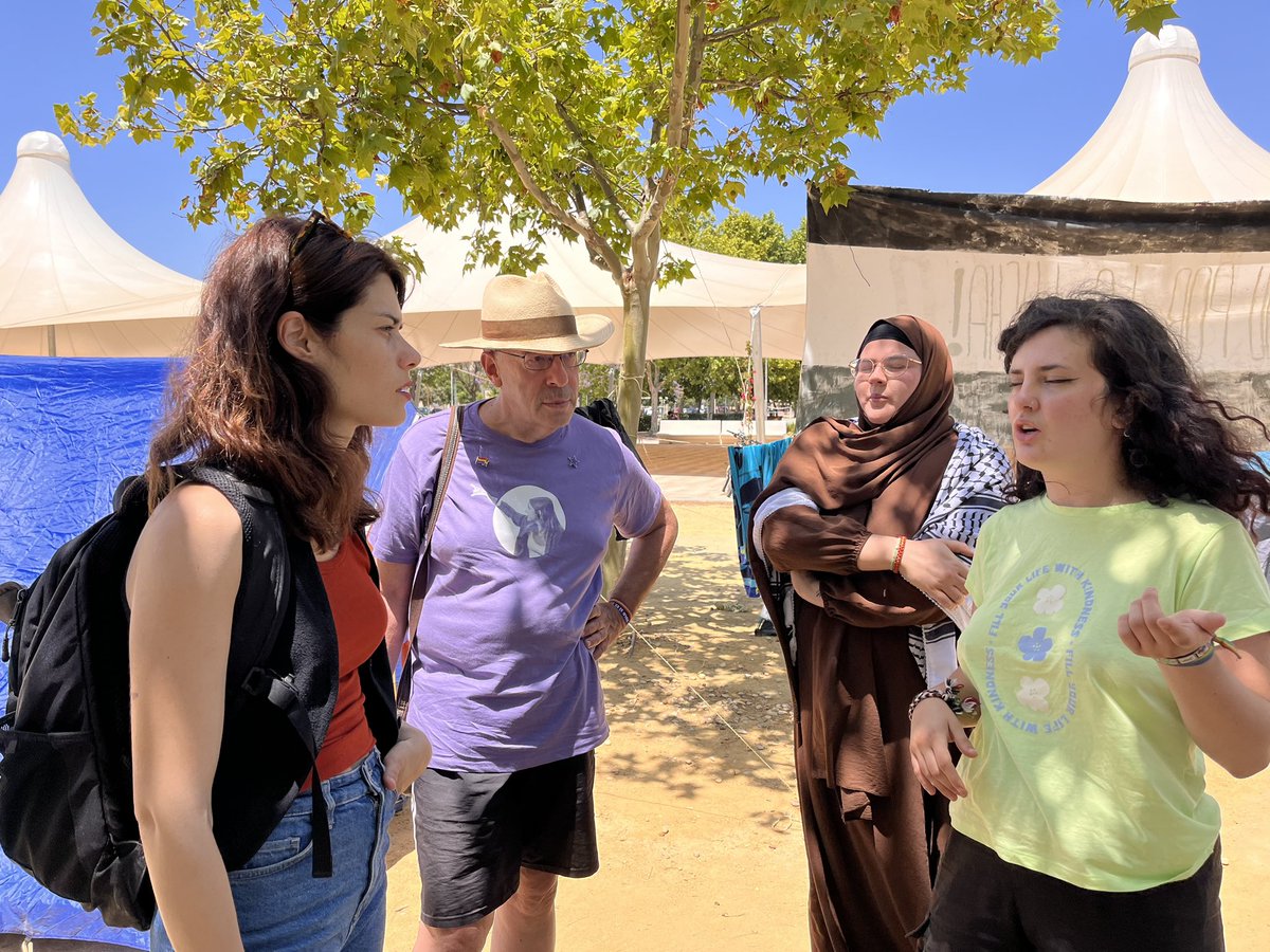 Hoy hemos visitado la acampada de estudiantes por Palestina en la universidad de Huelva. Gracias porque dignidad y por la esperanza que significáis para construir un futuro de paz y derechos. Adelante 🇵🇸💪🏽