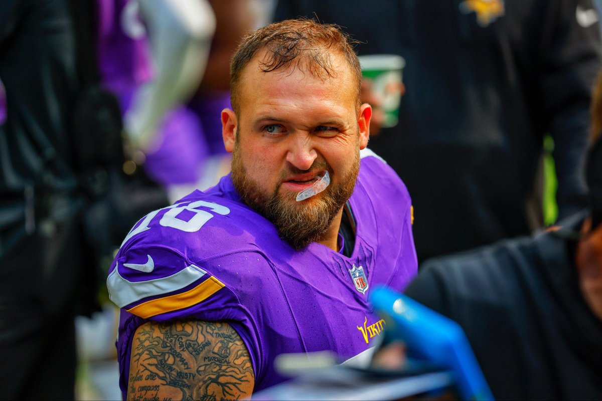 The #Vikings are re-signing OL Dalton Risner to a 1 year deal, per @adamschefter.