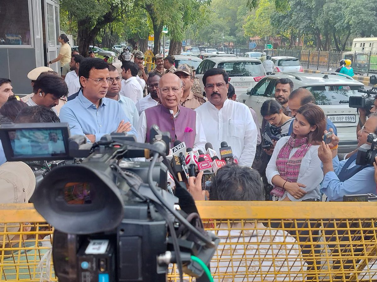 AICC delegation comprising of Shri @DrAMSinghvi, Shri @rssurjewala & Dr Naseer Hussain met the Election Commission of India & complained about the Model Code of conduct by @narendramodi & @BJP4India leaders.

#congressdeligation  #DrSyedNaseerHussain  #electioncommissionofindia