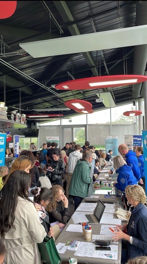 🏉Ce matin, dans le cadre de notre #partenariat avec le Stade Villeneuvois Lille Métropole, Gwendoline, Jérémy, Céline et Pauline, nos collègues @Enedis, étaient au #forum Kick Your Job #2 pour parler métiers, missions et offres d'#emploi. Rejoignez la #TeamFranceElectrique ⚡️