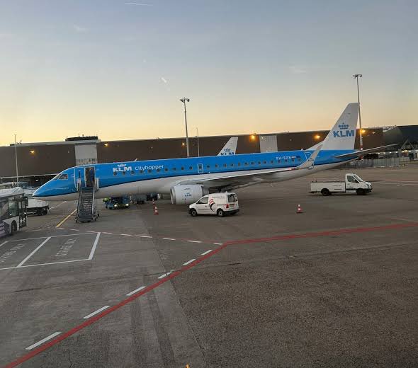 Amsterdam Schiphol'de İnanılmaz Kaza: Bir Kişiyi KLM Cityhopper Uçağının Motoru Çekti | Kişi hayatını kaybetti. Schiphol'de bir kişiyi, KLM Cityhopper uçağının motoru çekti, kişi hayatını kaybetti. Olayı nasıl olduğu, kişinin kim olduğu henüz bilinmiyor. Hollanda Güvenlik