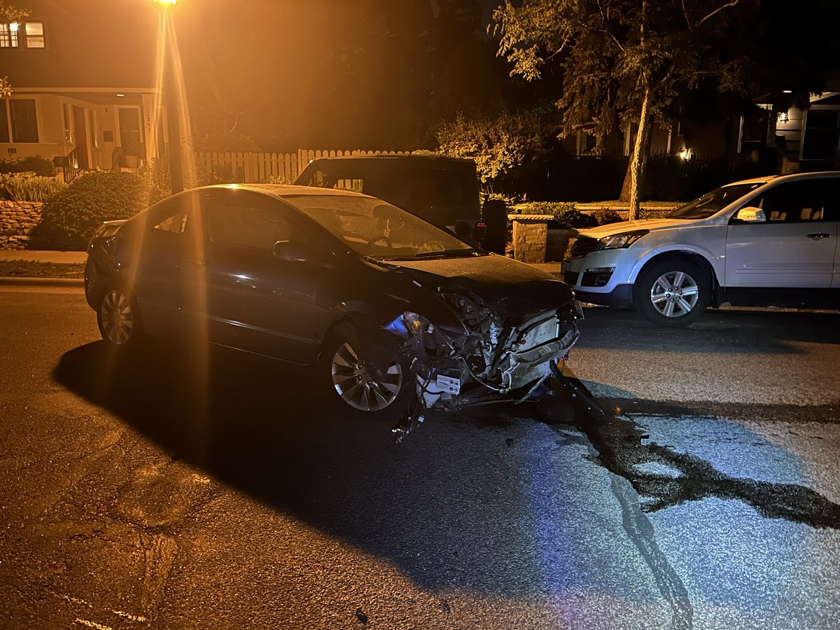 Starting a thread of the (near daily) car wrecks I see around Minneapolis. First up: Sunday night, one block off Lake of the Isles. Driver of the black car hit the parked red car, slid and spun about 100 feet, and then fled on foot. 🧵 1/