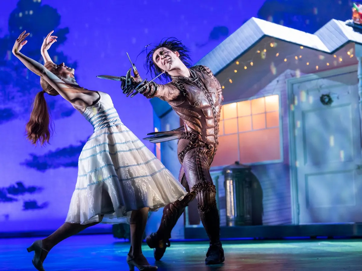 A strange new world. ✂️ Discover @SirMattBourne beloved dance production of #EdwardScissorhands, running at the #KoninklijkTheatreCarré from tonight until June 2nd. Tickets. 👉 tinyurl.com/5n982cjj