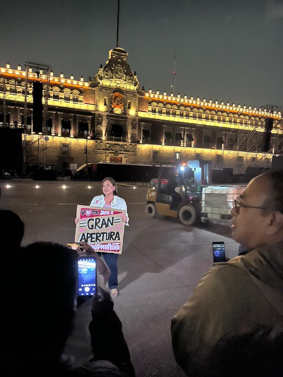 alvaro_delgado's tweet image. En medio de la noche, con provista de una pancarta, ⁦@XochitlGalvez⁩ fue al Zócalo para hablar con algunos manifestantes del magisterio, un comportamiento extraño, muy extraño: