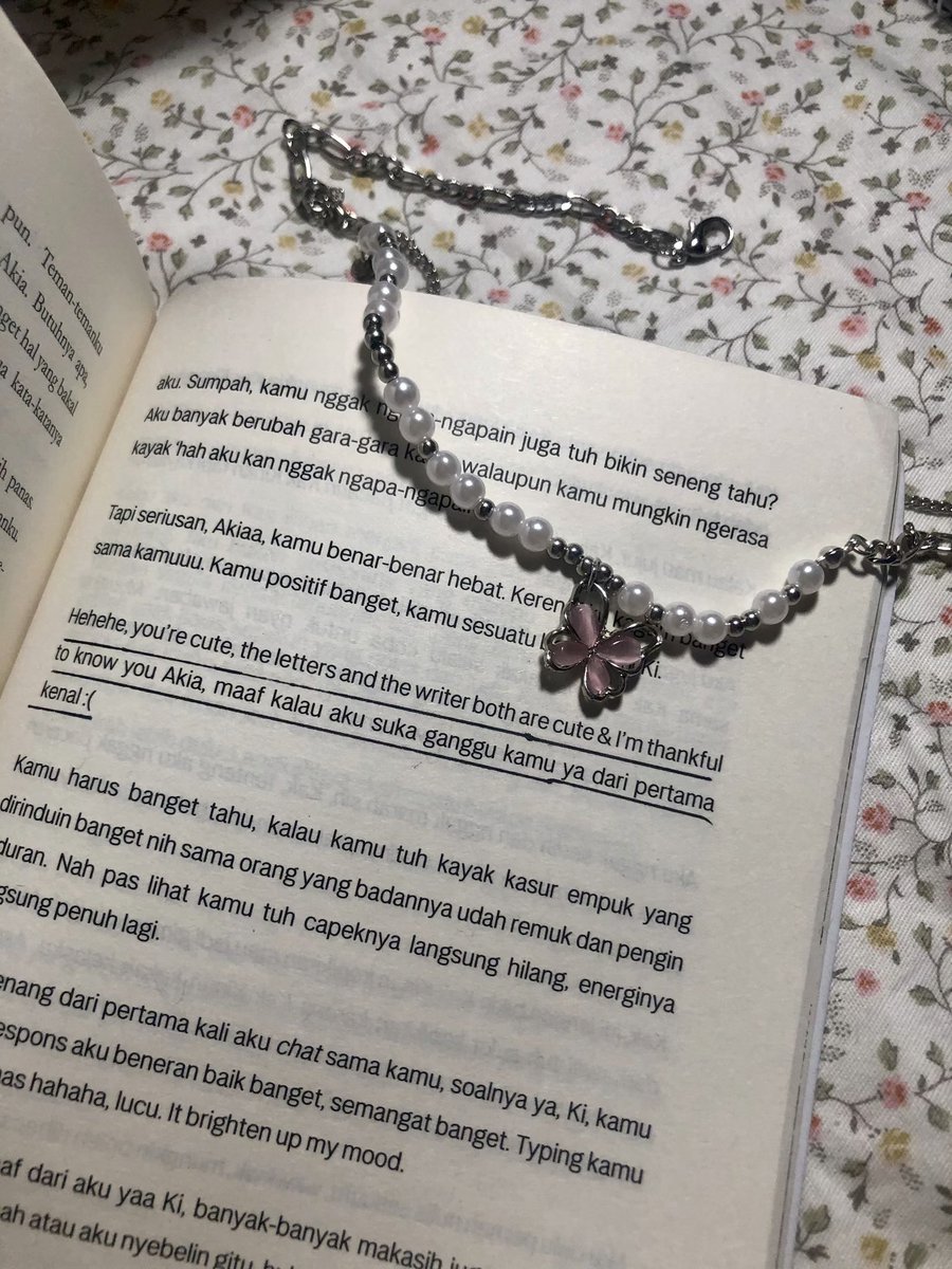 Bukune's tweet photo. in english she says: “i love you.”

in “SMA Sekali Lagi”, Gia Kinan says: https://t.co/2Af2bJCqp0