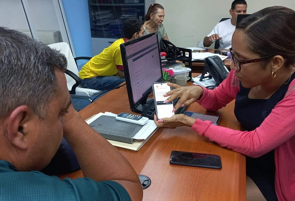 <a href="/ETECSA_Cuba/">ETECSA</a> #LasTunas apoyando el proceso de Bancarización en la contratación de los códigos QR para los actores económicos, proceso que usted puede autogestionar a través de transfermovil.etecsa.cu
#TransformaciónDigital
